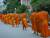 Les moines dans la rue